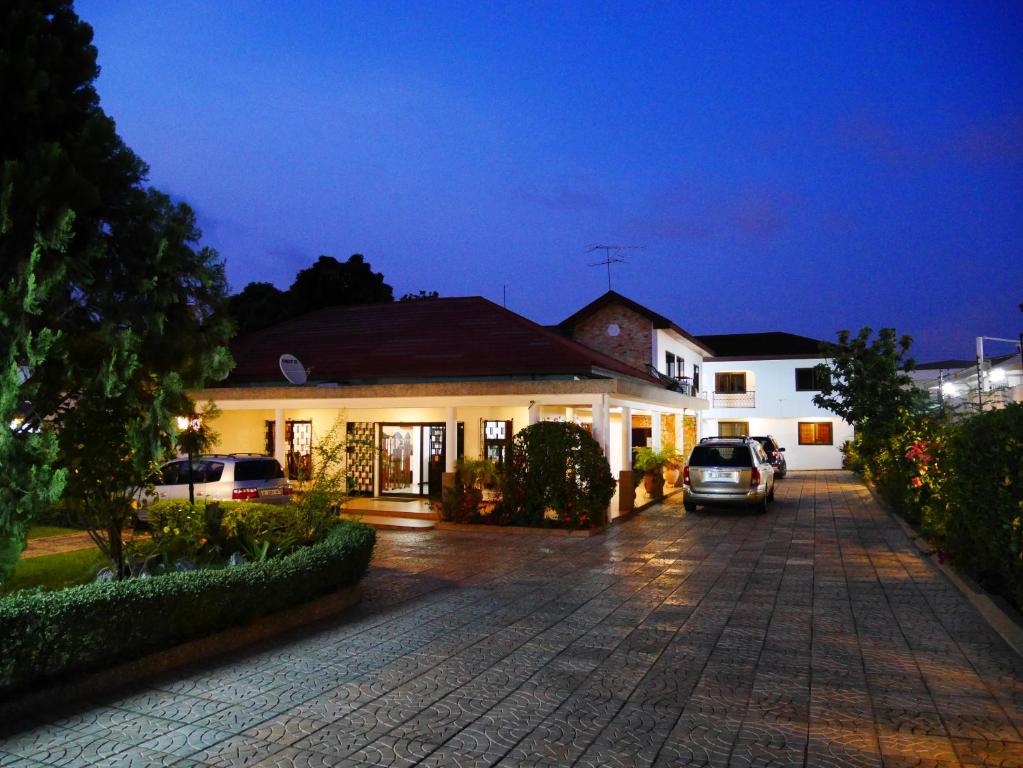 ein Haus mit einem davor geparkt in der Unterkunft Lavender Lodge Hotel in Accra
