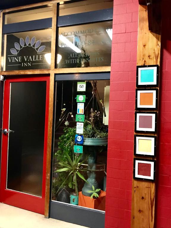 Certifikát, hodnocení, plakát nebo jiný dokument vystavený v ubytování Vine Valley Inn