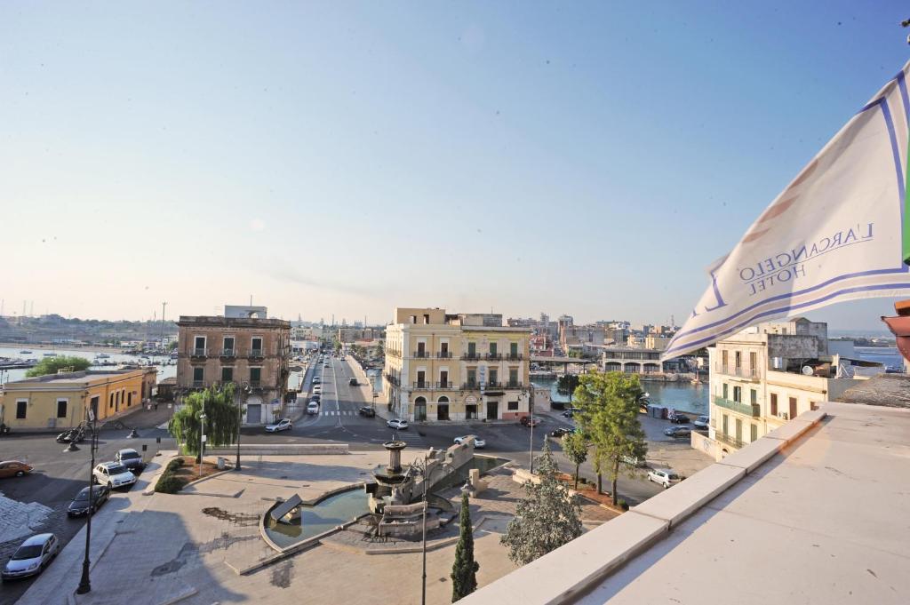 Nespecifikovaný výhled na destinaci Taranto nebo výhled na město při pohledu z hotelu
