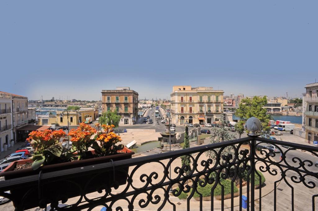 Nespecifikovaný výhled na destinaci Taranto nebo výhled na město při pohledu z hotelu