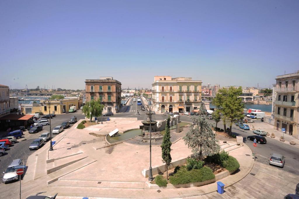 Nespecifikovaný výhled na destinaci Taranto nebo výhled na město při pohledu z hotelu