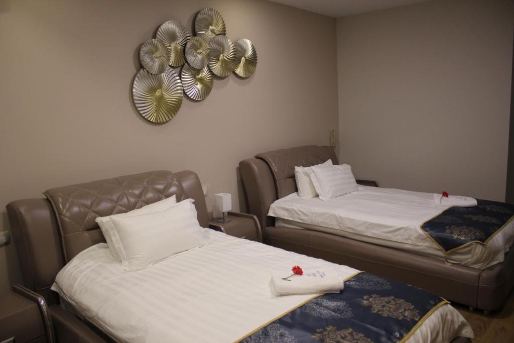Postel nebo postele na pokoji v ubytování Park Hotel Tirana