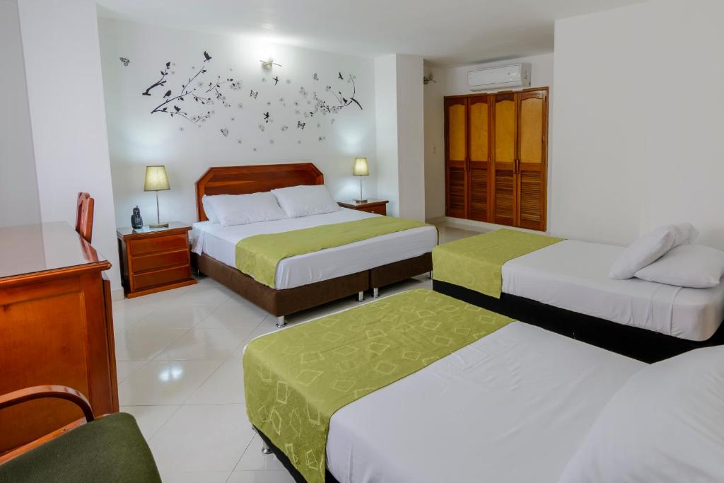 Postel nebo postele na pokoji v ubytování Hotel Florida Inn