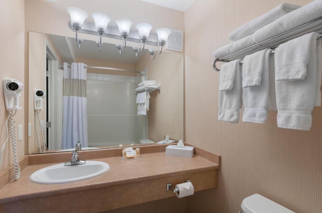 Koupelna v ubytování Days Inn & Suites by Wyndham Cochrane