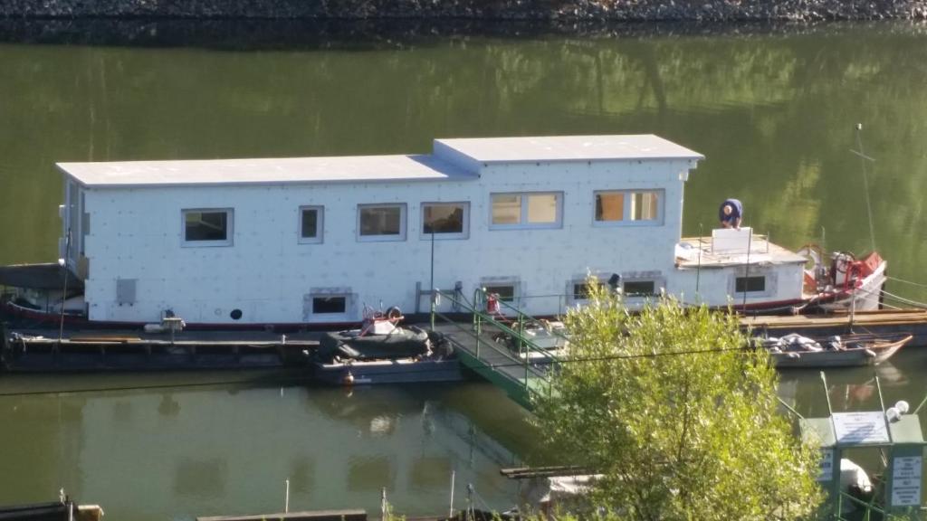 a house on a dock in the water at Sportboot Lorenzo in Bornheim
