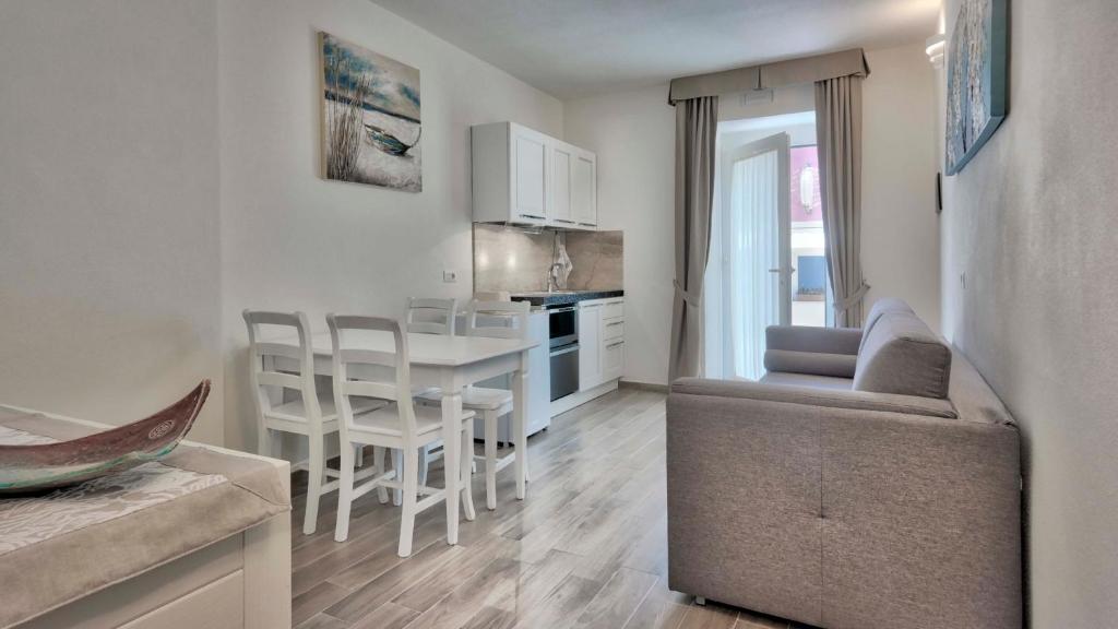 Kuchyň nebo kuchyňský kout v ubytování Smart Suite & Apartments