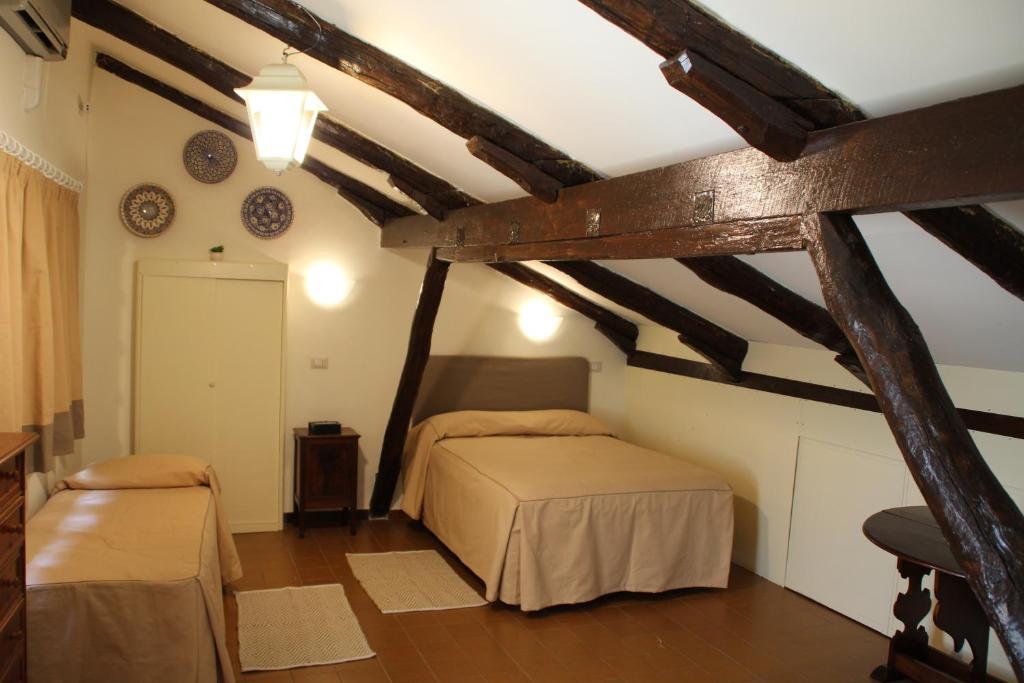 ナポリにあるcaravita, 14のベッドルーム1室(ベッド2台付)、梁出し天井が備わります。