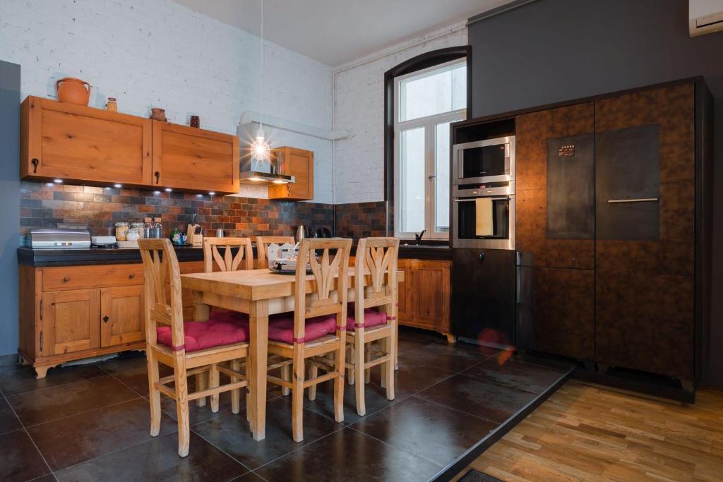 Kuchyňa alebo kuchynka v ubytovaní Cozy Loft at Opera