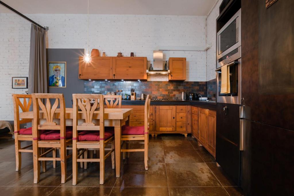 Kuchyňa alebo kuchynka v ubytovaní Cozy Loft at Opera