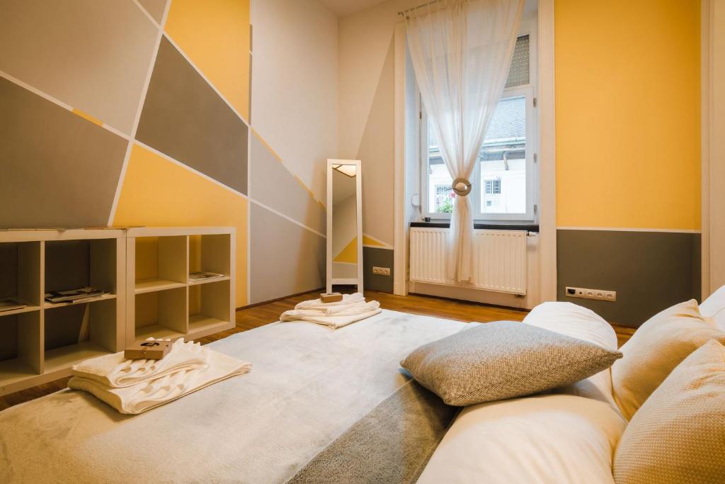 Posteľ alebo postele v izbe v ubytovaní Cozy Loft at Opera