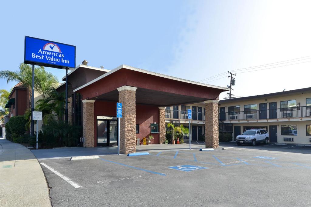un estacionamiento frente a un hotel en Americas Best Value Inn Pasadena en Pasadena