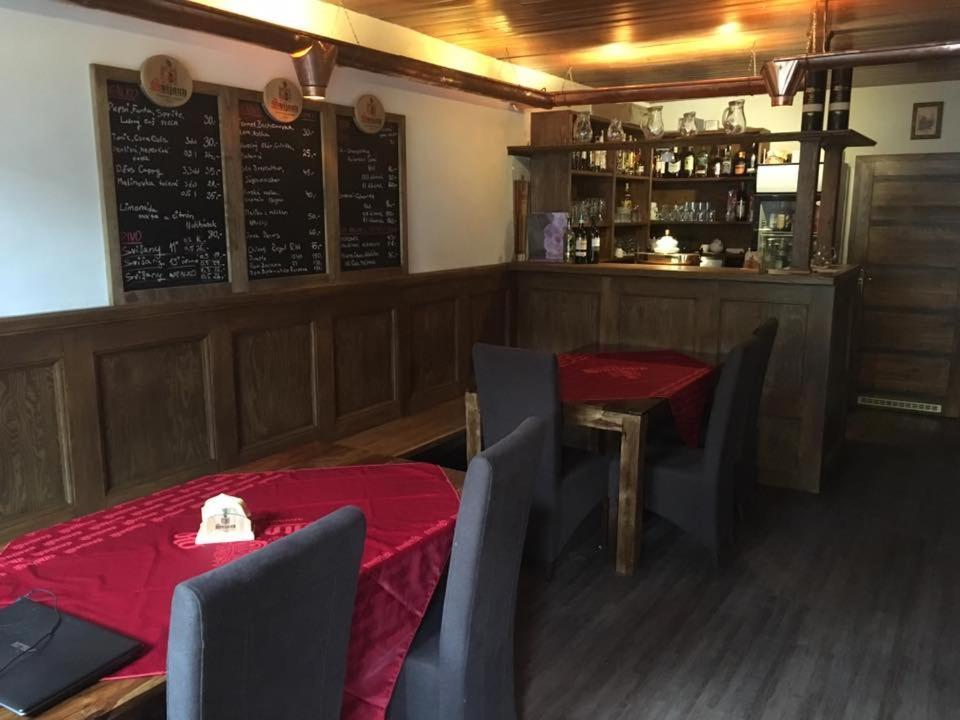 Lounge nebo bar v ubytování Penzion Na Zastávce