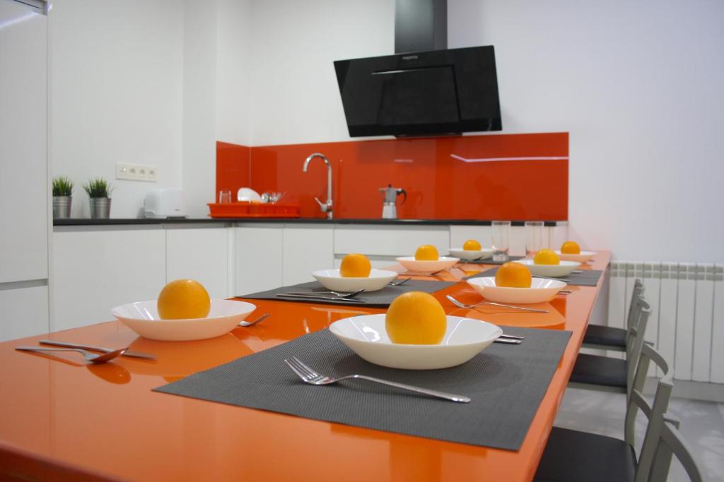eine Küche mit einem Tisch mit Orangenschalen darauf in der Unterkunft Smart Tech Plaza Flat in Salamanca