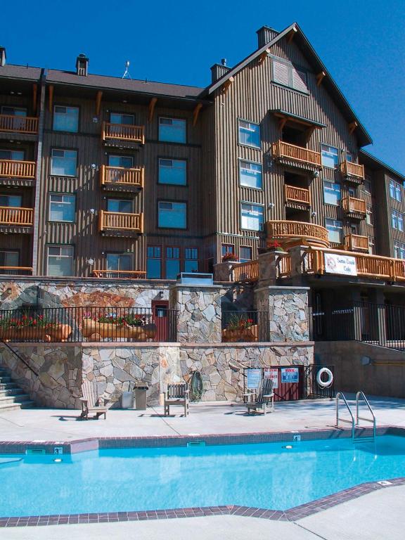 Bazén v ubytování Snow Creek Lodge by Fernie Lodging Co nebo v jeho okolí