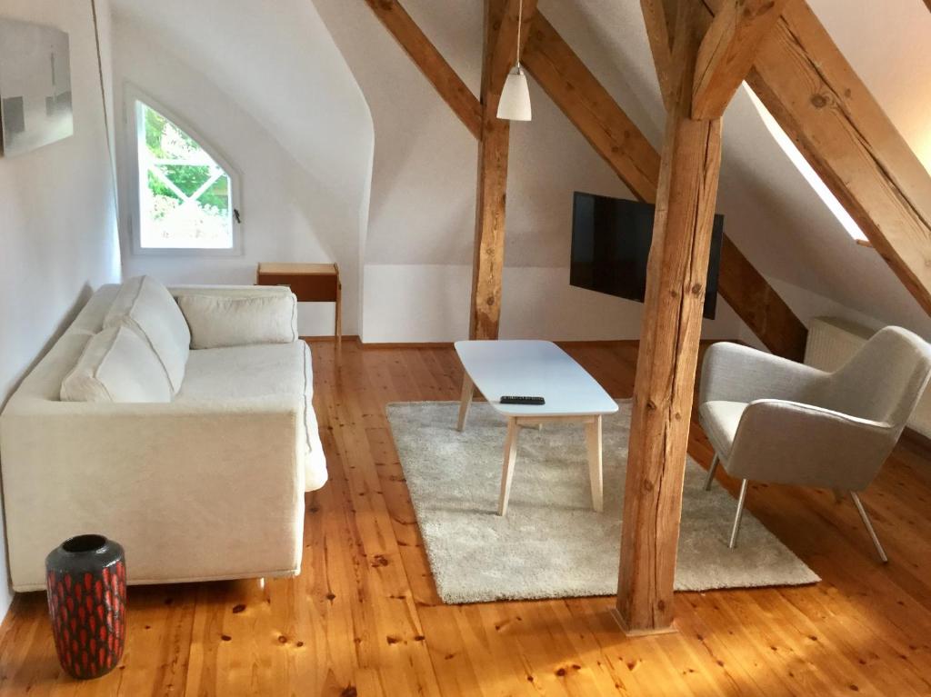 ein Wohnzimmer mit einem Sofa und einem Tisch in der Unterkunft Ferienwohnung Rostock in Rostock