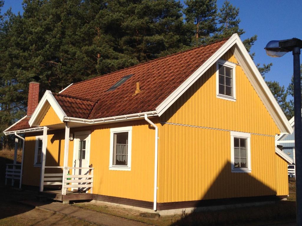 a yellow house with a brown roof at Haus-am-See in Userin