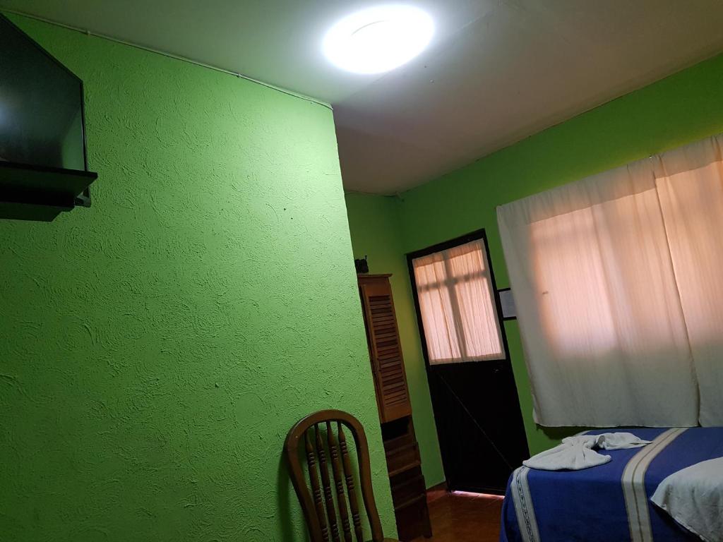 Postel nebo postele na pokoji v ubytování Hotel Nuevo Cupatitzio