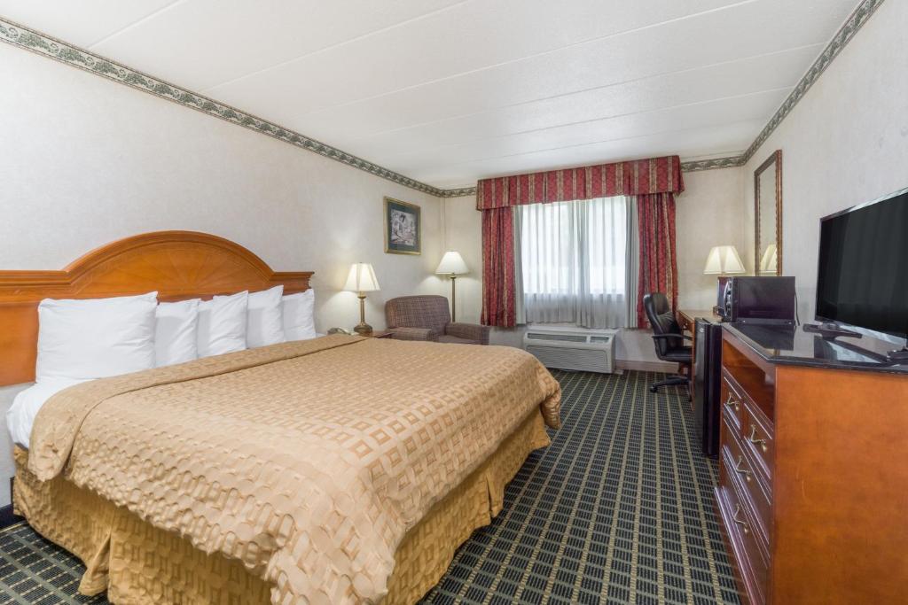 Days Inn by Wyndham Columbus East Airport - Standaard Kamer Met Kingsize Bed - Roken