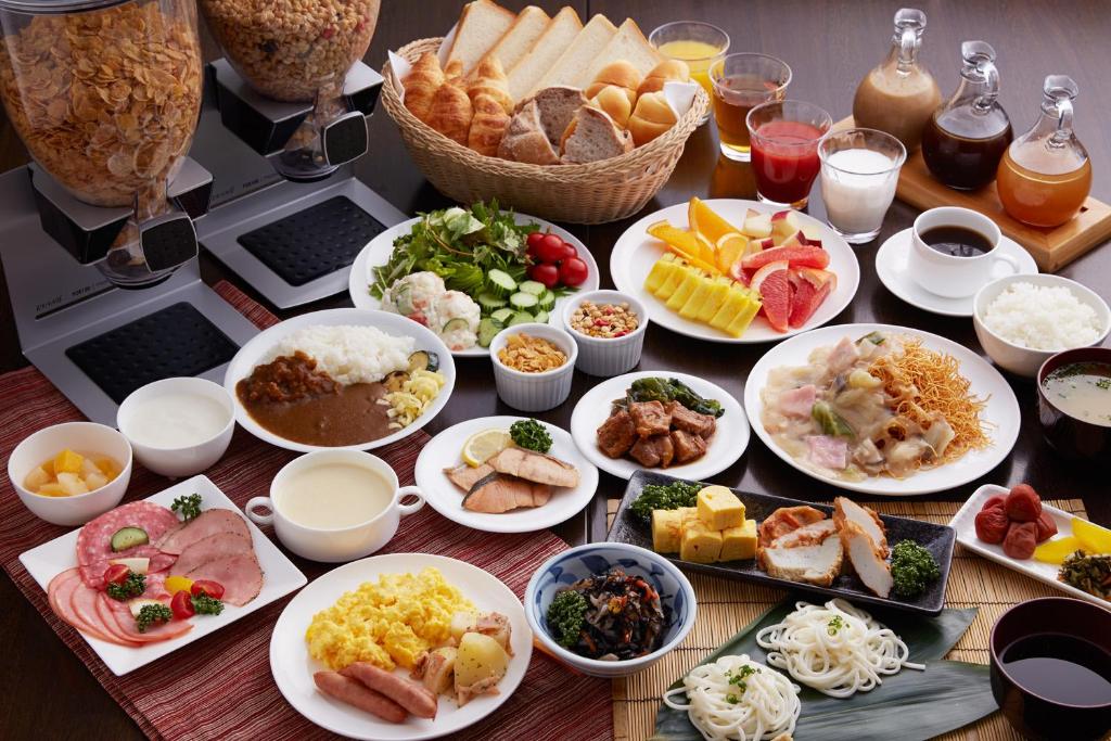 stół z wieloma talerzami jedzenia w obiekcie S Peria Hotel Nagasaki w mieście Nagasaki