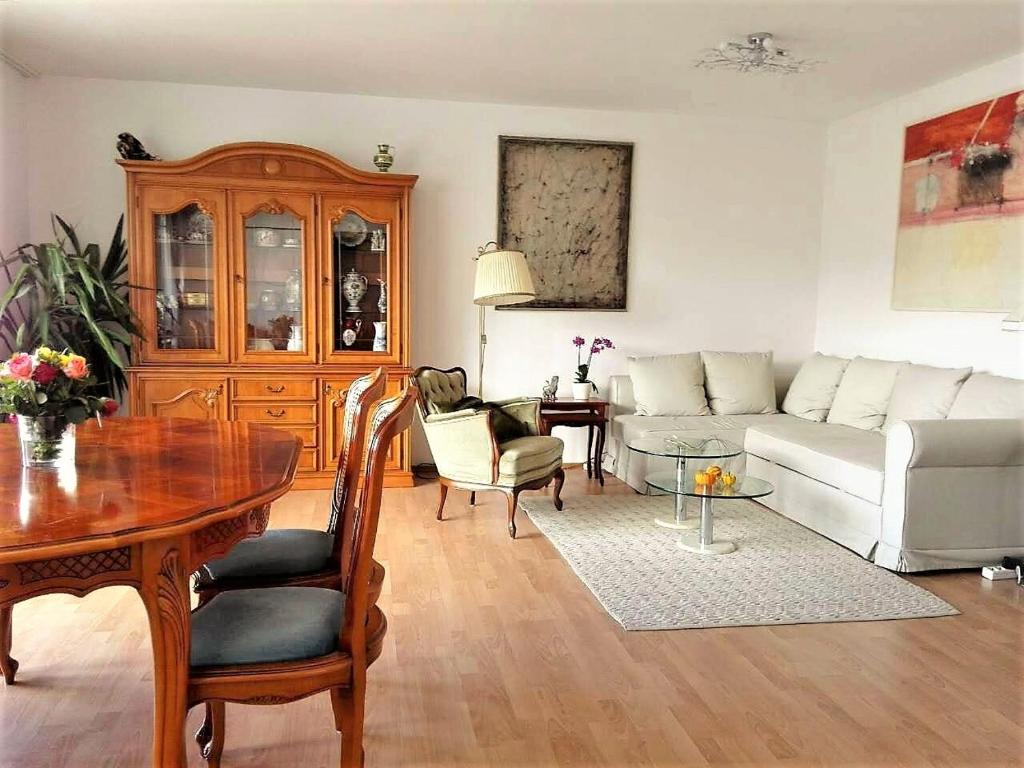 uma sala de estar com uma mesa e um sofá em Große Wohnung für Gruppe em Nurembergue