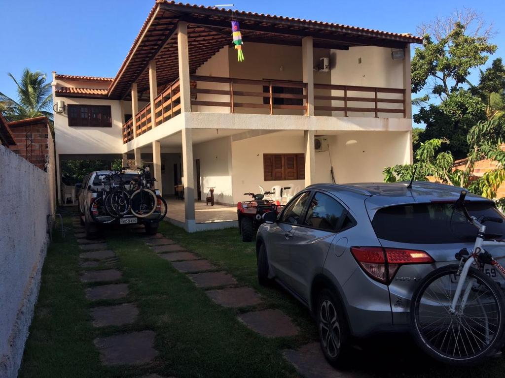 Pousada Pura Vida في باريرينهاس: ركن السيارة أمام المنزل