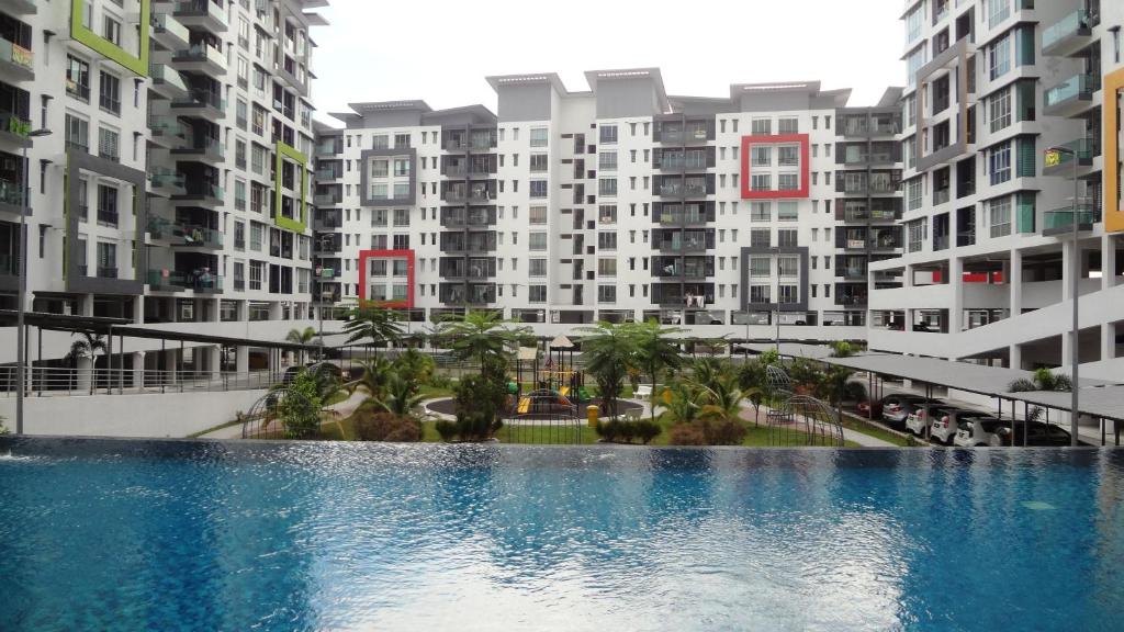 Bazén v ubytování Mahkota Cheras Sweet Condo 1-14 pax near MRT to KL nebo v jeho okolí