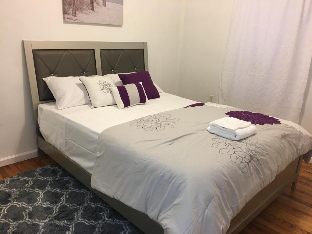 Letto o letti in una camera di Mojoy Homesuites At Runyon