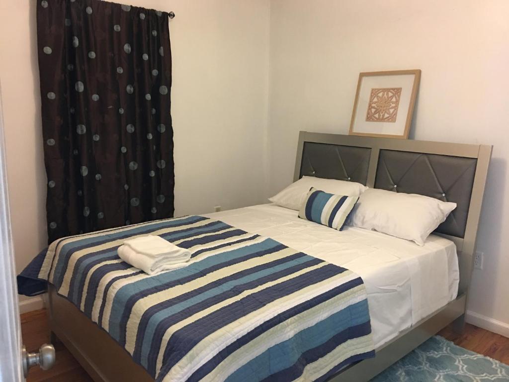 Letto o letti in una camera di Mojoy Homesuites At Runyon