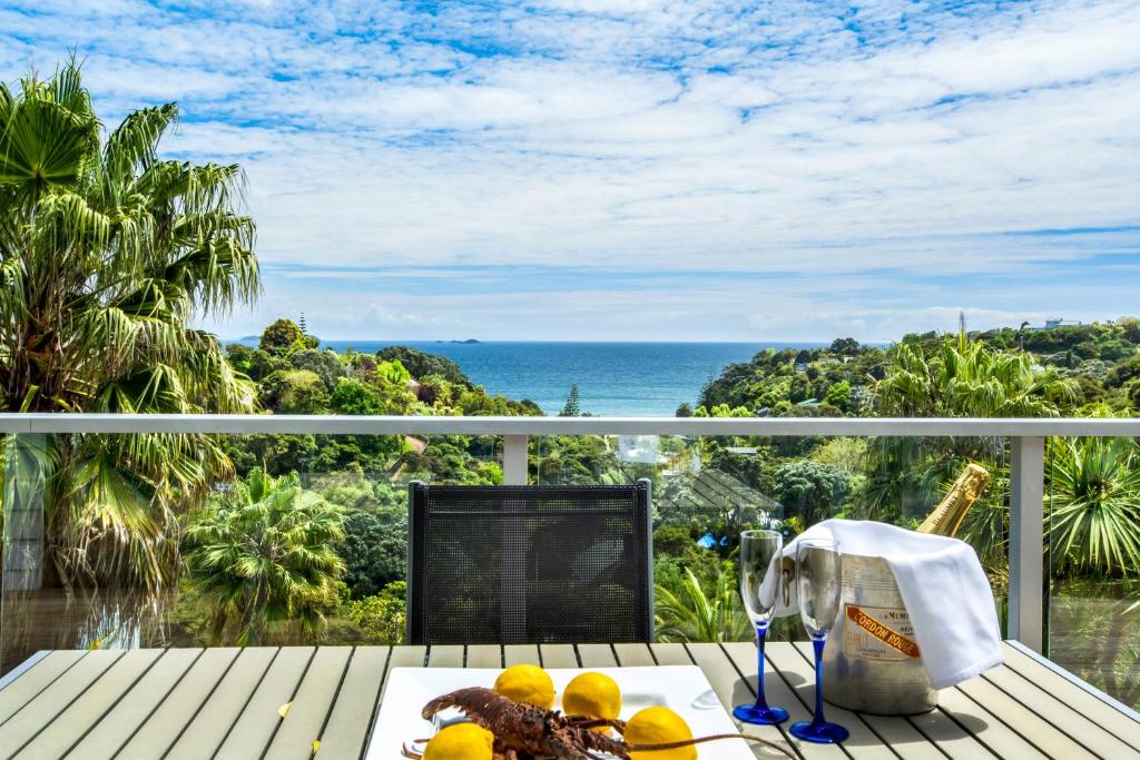 balcón con vistas al océano en Villa Rosa at Palm Beach by Waiheke Unlimited, en Palm Beach