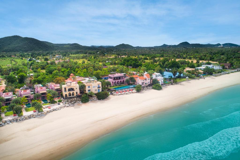 uma vista aérea da praia em frente a um resort em Villa Maroc Resort em Pran Buri