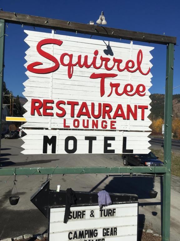 Un cartel que dice ardilla dos restaurantes salón motel en Squirrel Tree Resort en Leavenworth