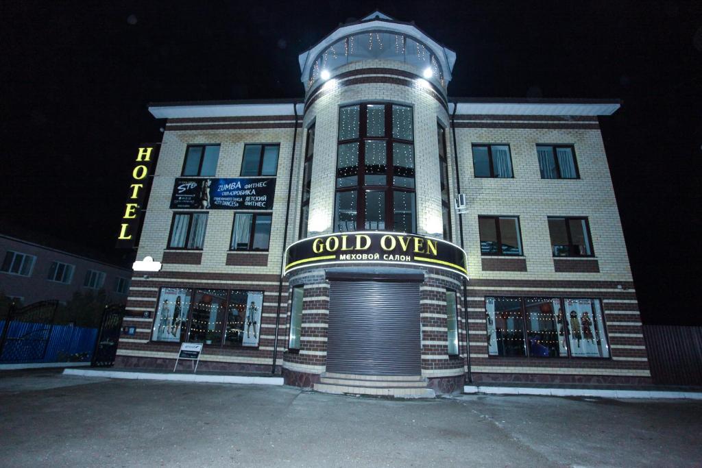 a building with a sign that reads gold over at Guest House Gold Oven in Cheboksary