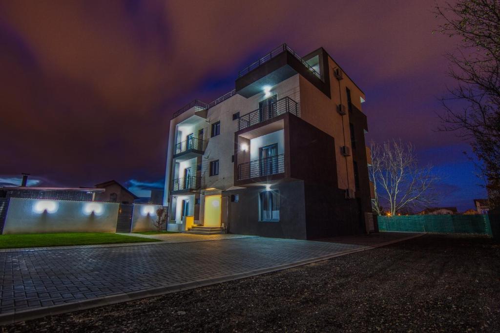 een huis 's nachts met lichten aan bij 22 Residence in Braşov