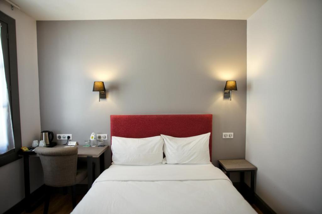 Postel nebo postele na pokoji v ubytování Hôtel Henri IV