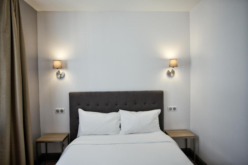 Postel nebo postele na pokoji v ubytování Hôtel Henri IV