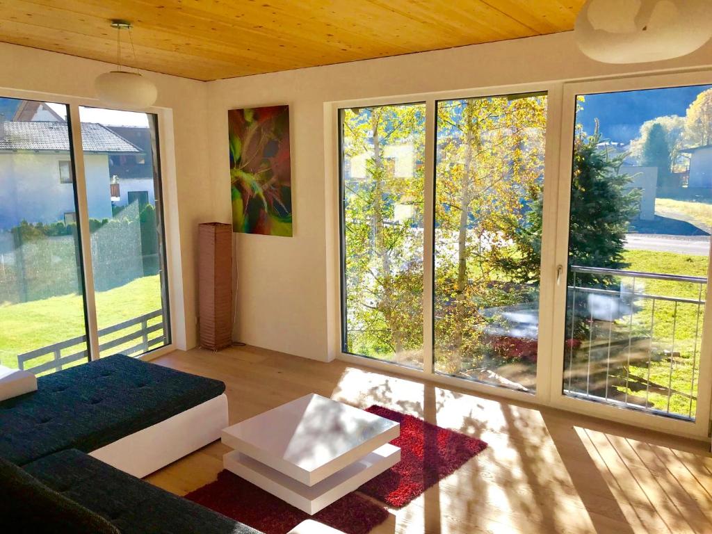 sala de estar con ventanas grandes y sofá en Mountain View, en Längenfeld