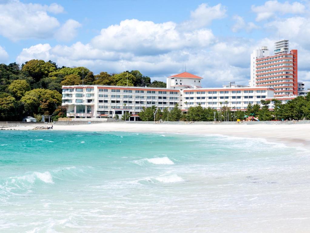 vista su una spiaggia con un hotel sullo sfondo di Shiraraso Grand Hotel a Shirahama