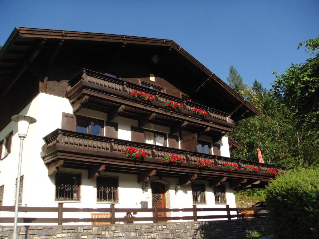 a building with flowers on the balconies of it at Ferienhaus Höllbacher in Bad Gastein