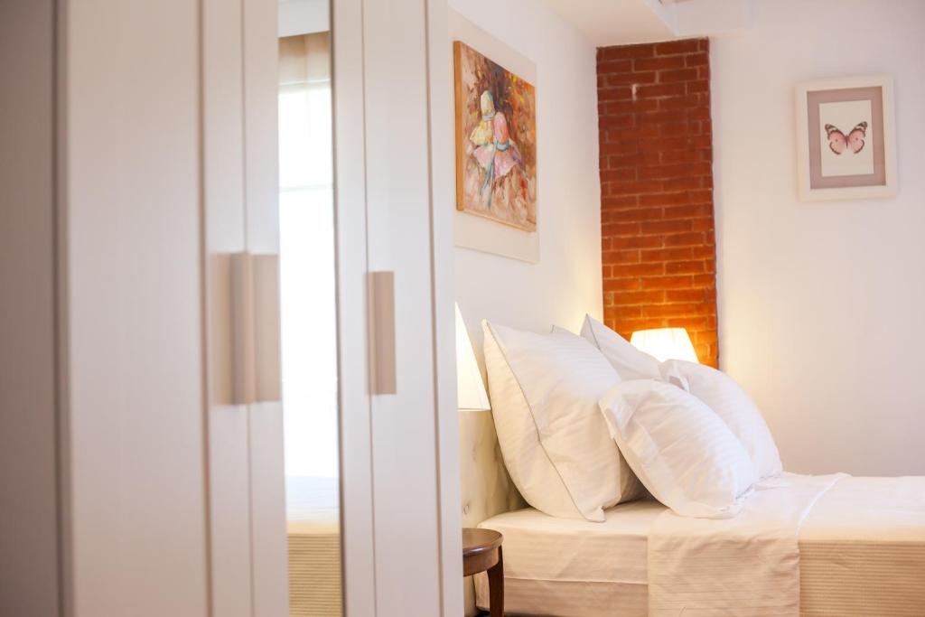 Postel nebo postele na pokoji v ubytování Danezis City Stars Boutique Aparthotel