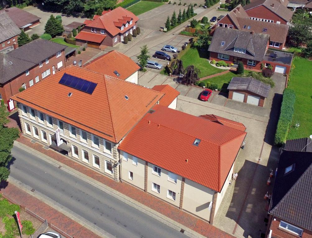 una vista aérea de una casa con techo naranja en Hotel Restaurant Schute en Emstek