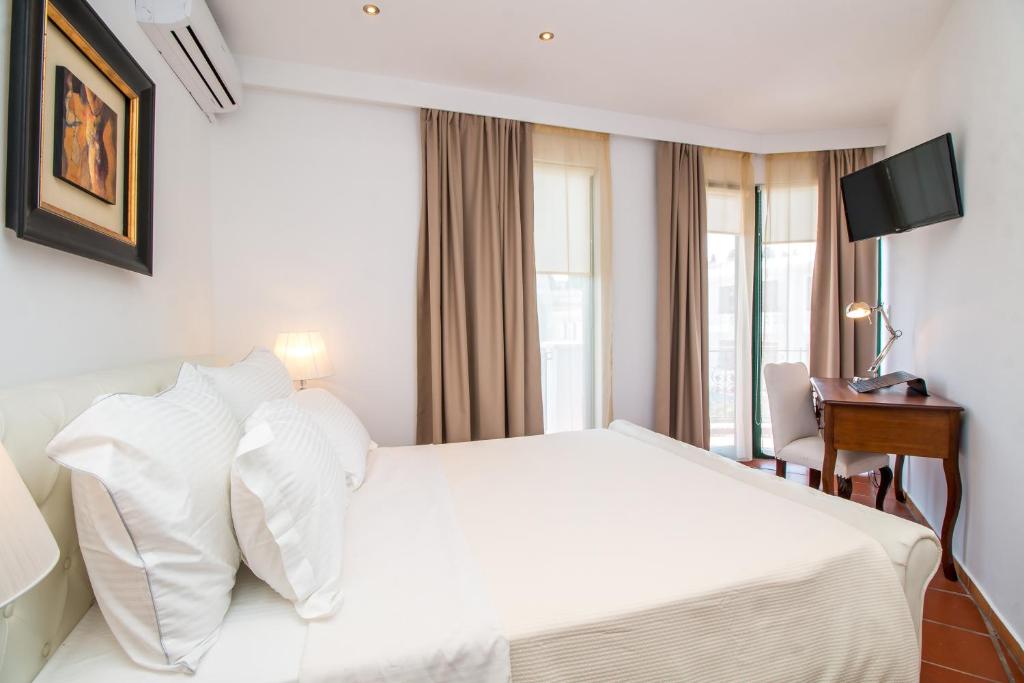 Postel nebo postele na pokoji v ubytování Danezis City Stars Boutique Aparthotel