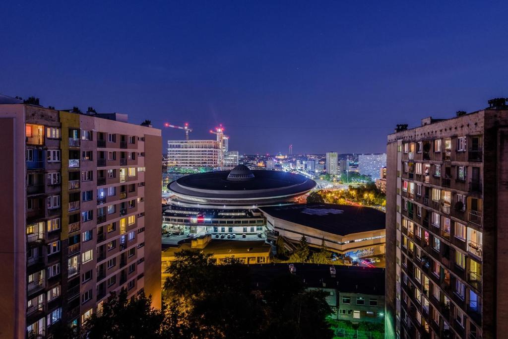 widok na miasto w nocy z budynkami w obiekcie Okno na Spodek w mieście Katowice