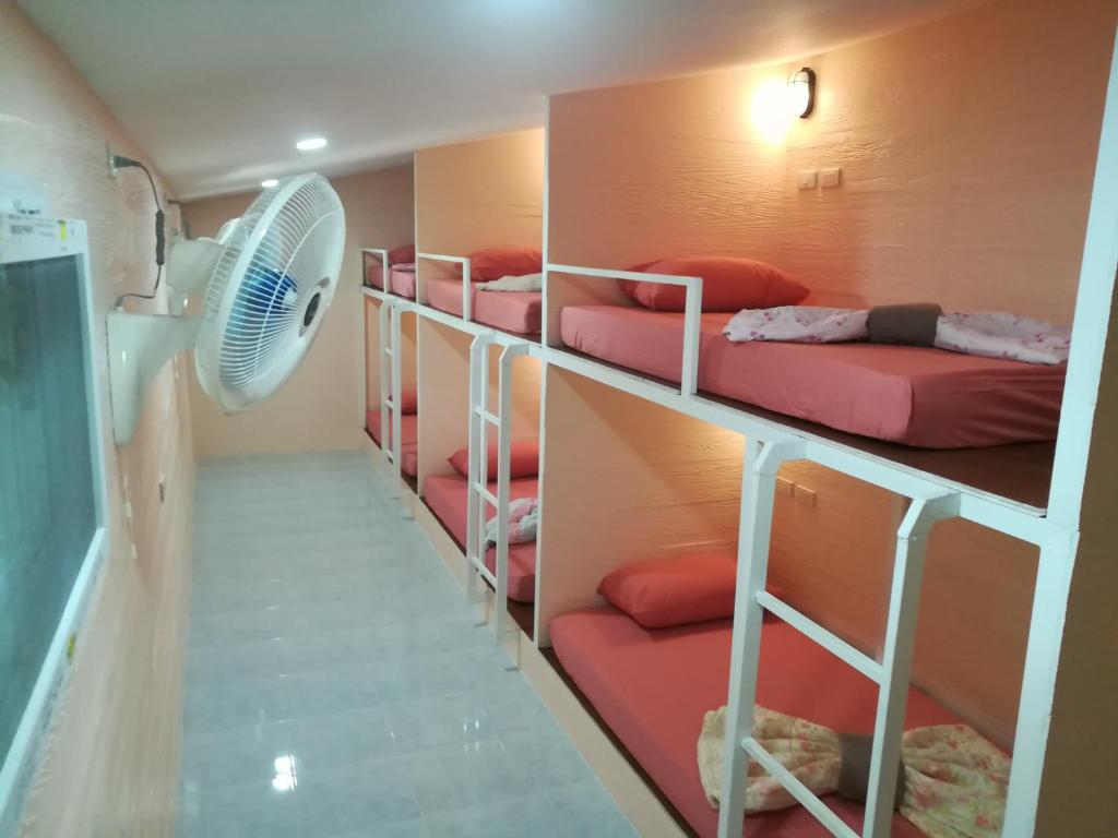 En eller flere senger på et rom på Koh Mook Hostel