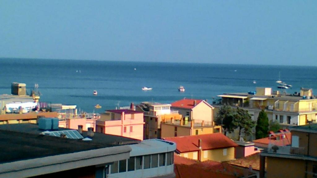a group of buildings with the ocean in the background at Appartamento con Vista Mare e Golfo in Laigueglia