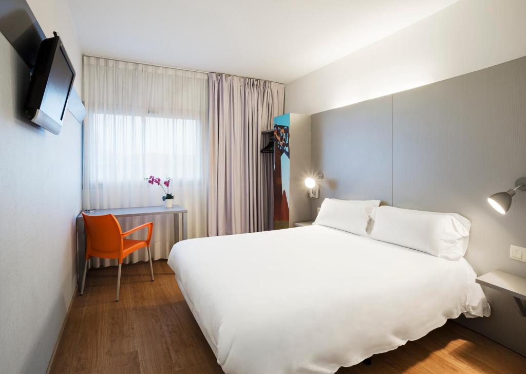 Un pat sau paturi într-o cameră la B&B HOTEL Girona 2