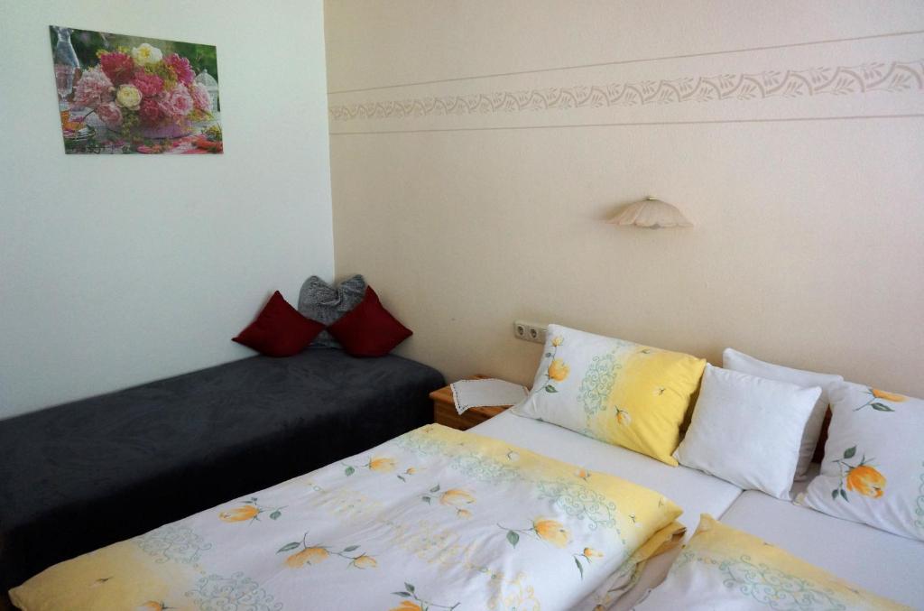 A bed or beds in a room at Britzerhof