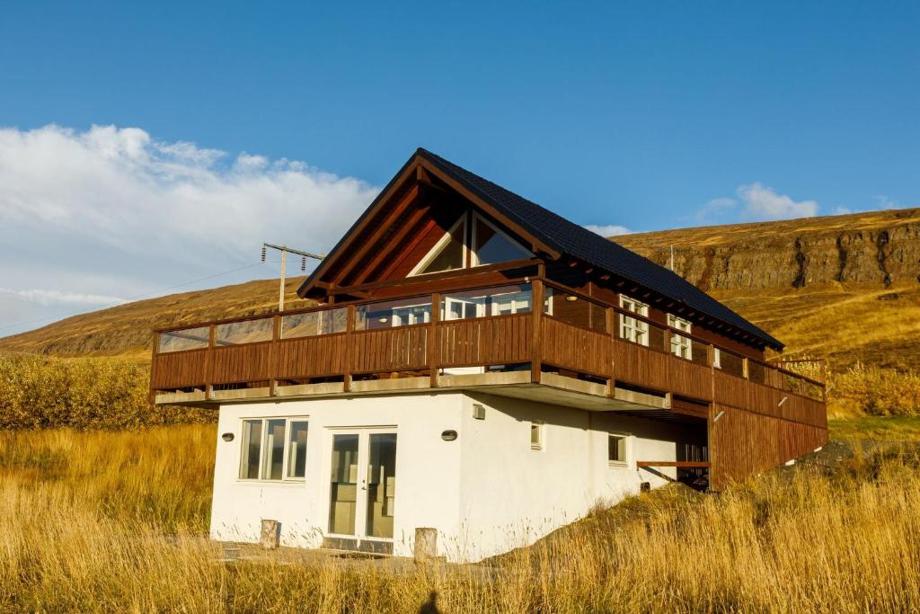 uma casa no meio de um campo em Vaðlahof em Akureyri