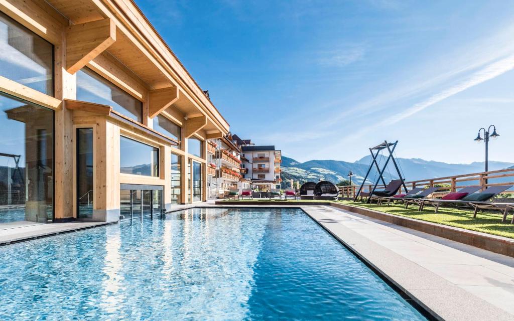 a swimming pool in the middle of a building at Natur & Aktiv Hotel Rogen in Mühlbach