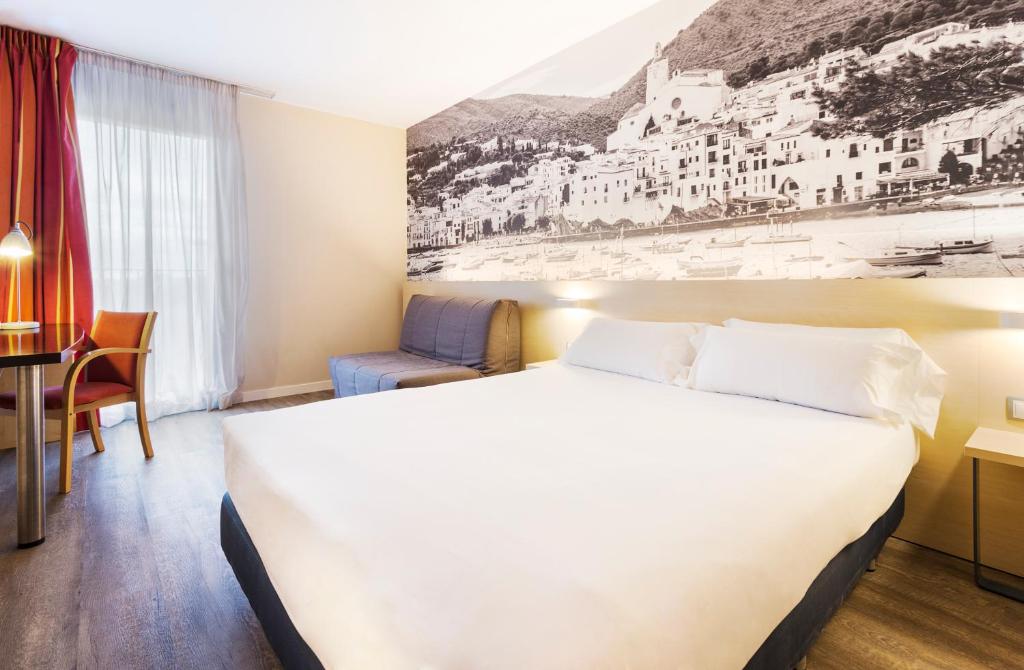 Cama o camas de una habitación en B&B HOTEL Girona 3