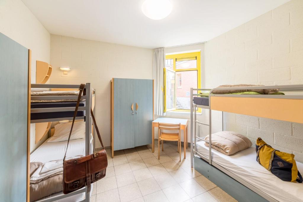 En eller flere senge i et værelse på Auberge de Jeunesse de Namur